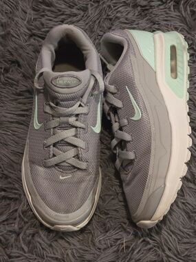Nike Air Max Women's Gray & Mint Running Shoes Sz 6